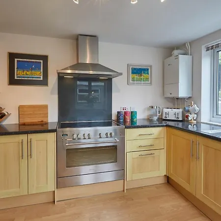 Host & - Robin 8 Willowgate Pickering