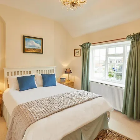 Host & - Robin 8 Willowgate * Pickering