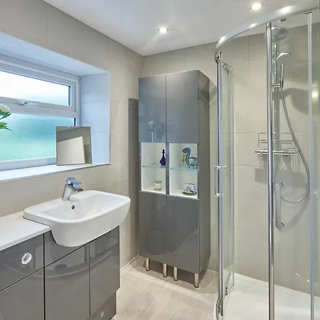 Host & - Robin 8 Willowgate * Pickering