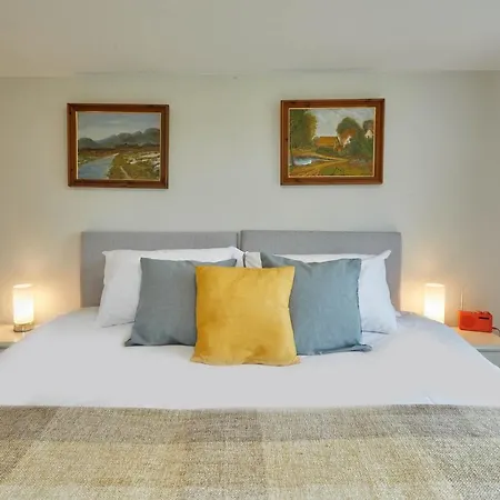 Host & - Robin 8 Willowgate * Pickering
