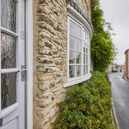Host & - Robin 8 Willowgate * Pickering