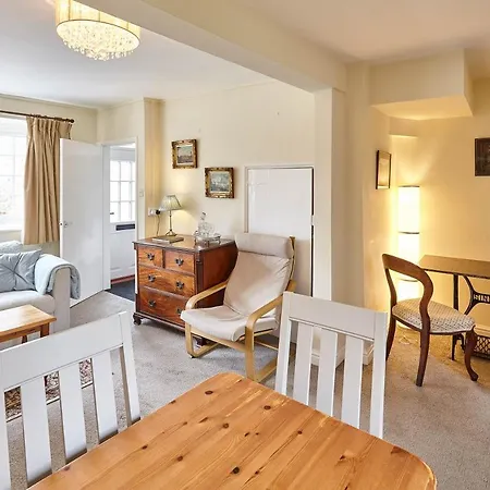 Host & - Robin 8 Willowgate * Pickering